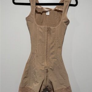 NWOT XS Adjustable shapewear with boning